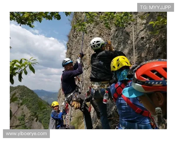 北京攀岩队团队协作的独特优势与其他队伍的深度对比分析 北京攀岩队团队协作的独特优势与其他队伍的深度对比分析